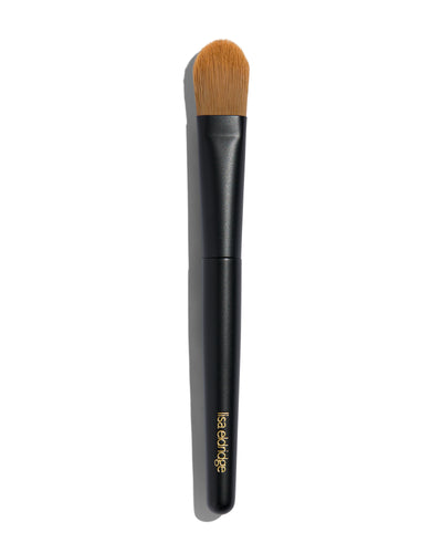 Foundation brush with a long black handle and a flat rounded brush. The handle says ‘lisa eldridge’ in gold at the bottom